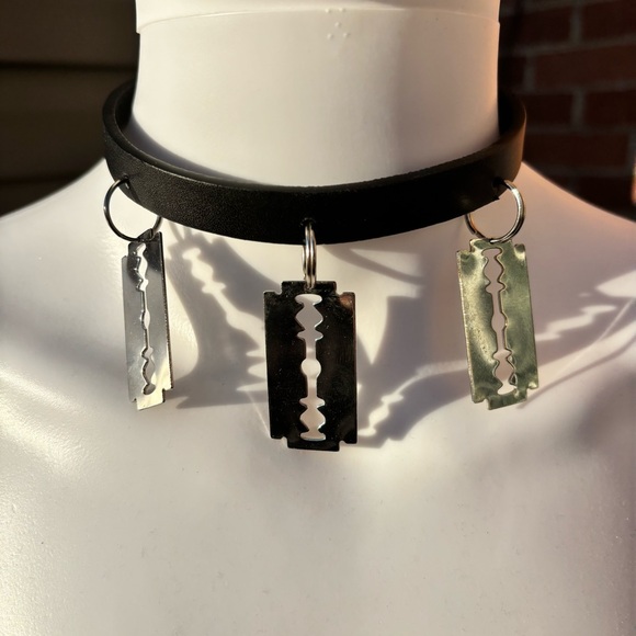 BLACK SILVER RAZORBLADE PENDANT CHOKER NECKLACE GOTH CLUB TRENDY - Picture 4 of 5